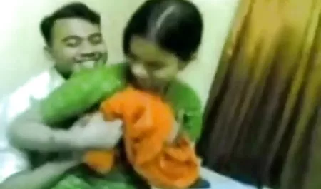 दो लड़कियों को प्यार से पुरुष मुर्गा लेने का फैसला मद्रासी सेक्सी फिल्म किया ।