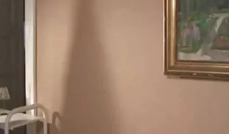पत्नी सो रहा है, वहीं मूर्खतापूर्ण पति सोफे हिंदी सेक्सी मूवी पिक्चर पर फोन सेक्स सेवा से लड़की बकवास है