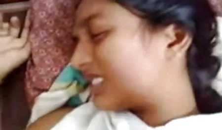 पति ने चूत को फैला कर सेक्सी फिल्म भेजो वीडियो में मदद की