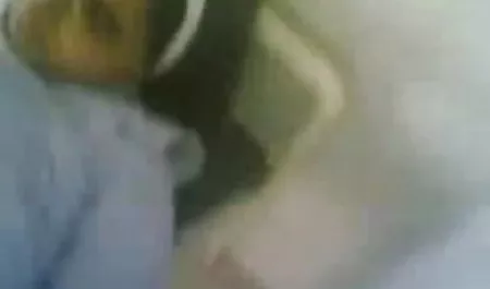 काम के घंटों के दौरान सेक्सी फिल्म चलने वाला सचिव एक सार्वजनिक शौचालय में आराम करता है