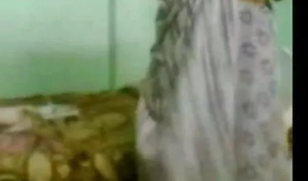 सैनिकों की एक कंपनी सेक्सी फिल्म भेजो सेक्सी पर गोरा