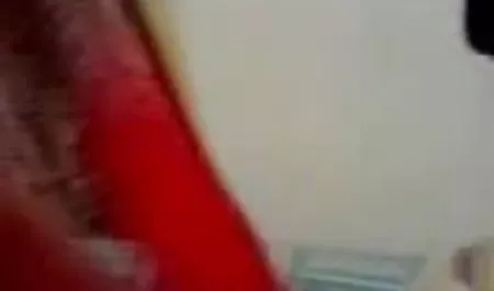 शौचालय में एक नशे सेक्सी फिल्म करने वाला में गोरा के साथ, एक हस्तमैथुन लड़की को पेशाब करना