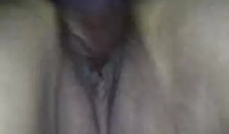 वह एक पेड सेक्सी हिंदी में फिल्म चैनल पर पोर्न देखता है और खुद हस्तमैथुन करता है
