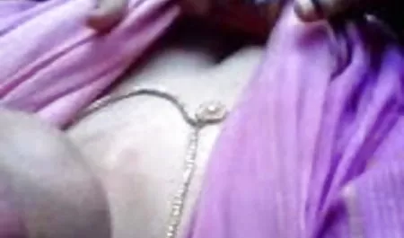 एक बीएफ सेक्सी हिंदी फिल्म प्रेमी को बिस्तर पर लाया