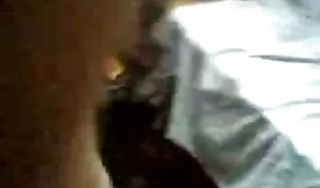 शर्मीली लड़की अपने हिन्दी फिल्म सेक्सी बेडरूम में बिल्ली में सह