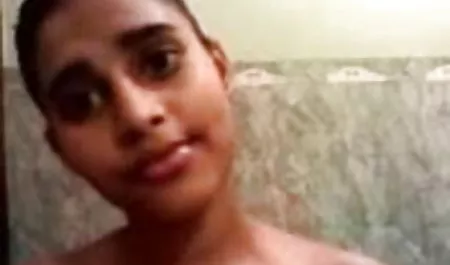 थोंग्स में मेरी गांड की पृष्ठभूमि के खिलाफ, उसका लंड हिंदी फिल्म सेक्सी हिंदी में मिनीस्कुल लगता है