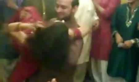 उसने अपनी प्रेमिका को बेच दिया, हिंदी में सेक्सी मूवी और वह खुश है