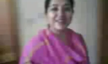 एक औरत अंडरवियर पहनता है और सेक्सी फिल्म हिंदी में वीडियो पड़ोसी