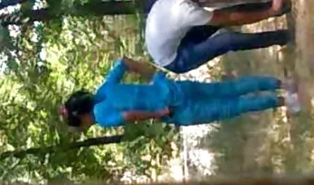 खलिहान में आदमी के सेक्सी ब्लू हिंदी साथ झुकता युवा केकड़ा और एक अन्य युवा