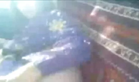 सेक्स रोमांच की तलाश सेक्सी फिल्म वीडियो में चाहिए में एक परित्यक्त इमारत के आसपास घूमते हुए