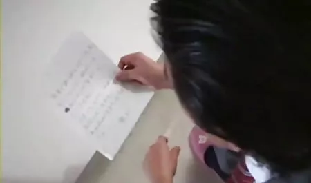 तंग लेगिंग में खूबसूरत पतली लड़की सड़क पर एक अजनबी को सेक्सी फिल्म भेजो वीडियो बेकार करती है