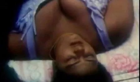 सौतेला पिता जानता है सेक्सी मूवी पिक्चर हिंदी में कि बीस वर्षीय मसखरा कैसे फुसलाता है