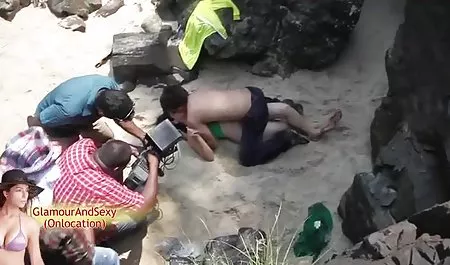 एक लंबे सुनहरे बालों वाली आदमी घर बुलाया और सोफे पर उसके साथ यौन संबंध इंग्लिश सेक्सी हिंदी फिल्म थे