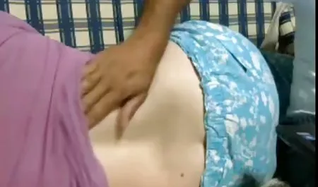 उसने खुद को धोया सेक्सी फिल्म दिखाइए वीडियो में है, वह किसानों को संभोग के लिए ले आई