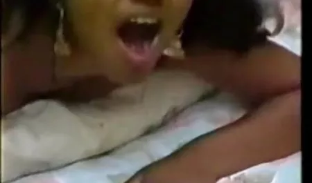 एक जवान लड़की मद्रासी फिल्म सेक्सी के साथ निजी कामुक सेक्स