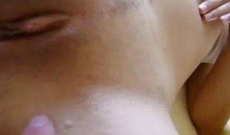 सेक्सी पैरों के साथ एक सेक्सी पिक्चर वीडियो भेजिए छात्र से गर्म घर का बना Footjob