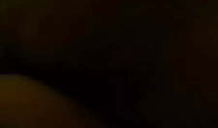 लुडा सेक्सी फिल्म वीडियो पर एक blowjob देता है