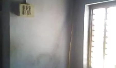चिकनाई से सो रही लड़की की चूत को चिकना हिंदी में सेक्सी मूवी फिल्म कर दिया