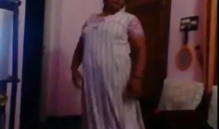 उसकी चूत हिंदी सेक्सी बफ फिल्म को अपने लंड से छेड़ दिया और चूसने लगा