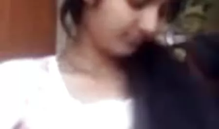 एक सेक्सी मूवी वीडियो हिंदी समुद्र तट पर धूप सेंकती एक लड़की पर एक तम्बू में बैठे हुए झालरदार डिक