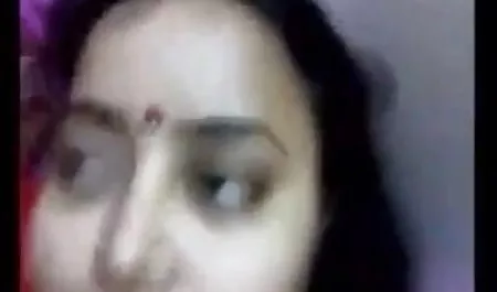 मैंने अपनी सेक्सी फिल्म सेक्सी सेक्सी जीभ पर गीली चॉकलेट ट्राई की
