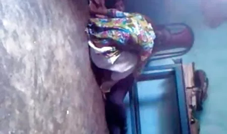 Slutty ब्रुनेट एक मुंह लेता सेक्स फिल्म का वीडियो है और कम निगलता है