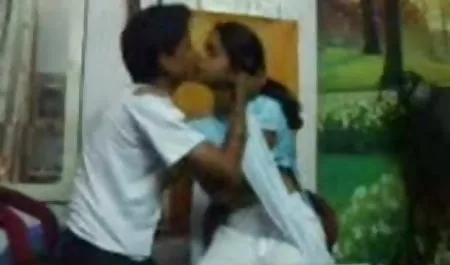 अपने प्रेमी के लिए सुनहरी बारिश में पेशाब से भरा सेक्स फिल्म के हुआ मुंह