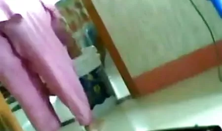 पति अपनी पत्नी को प्रेमिका सेक्सी फिल्म वीडियो हिंदी के साथ दुलार करता है