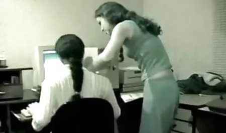 आदमी सेक्सी हिंदी मूवी वीडियो गोरा गले में लाता है