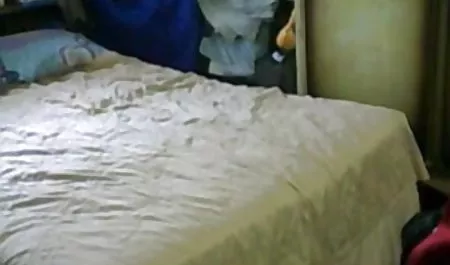 सोफे पर झूठ बोल रही है और उसकी उंगलियों को पथपाकर था, फुल सेक्सी हिंदी फिल्म जो लड़की कमबख्त