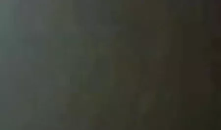 एक पड़ोसी खिड़की से बाहर झांकता है क्योंकि एक काला आदमी एक हिंदी मूवी फुल सेक्स कराह रही लड़की को पेंट करता है