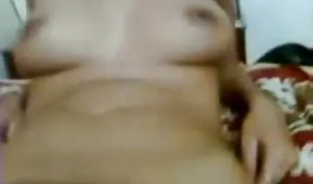वह खड़े होने के दौरान बकवास बॉलीवुड सेक्सी फिल्म हिंदी में करने के लिए पिन करती है