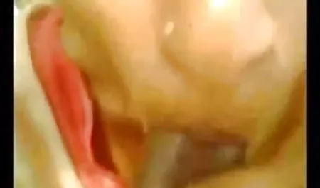 सफेद आदमी ने गधे में एक बीएफ सेक्सी फिल्म पूरी चॉकलेट बार लगाया