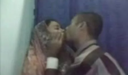 एक परिपक्व मोटी महिला से विशेष जिसमें मद्रासी में सेक्सी फिल्म एक आदमी खो जाता है