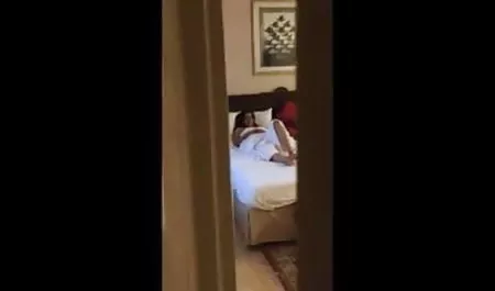 वहाँ हाथ डालने के लिए हिंदी सेक्सी पिक्चर फिल्म उसकी चूत को सहलाता है
