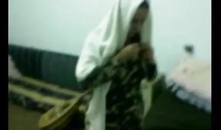 व्यस्त पत्नी पट्टी नर्तकी और उसके पति के साथ सेक्सी फिल्म दे दे वीडियो में छेड़खानी