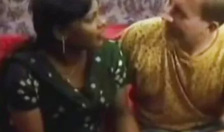 सुंदर काले अधोवस्त्र में लड़की डबल प्रवेश के सेक्सी हिंदी फिल्म बीएफ उद्घाटन से पता चलता है