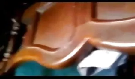 एक मौखिक सेक्स प्रशंसक कैमरे पर चमकदार लड़कियों सेक्सी फिल्म सेक्सी वीडियो की जीभ को दर्शाया गया है