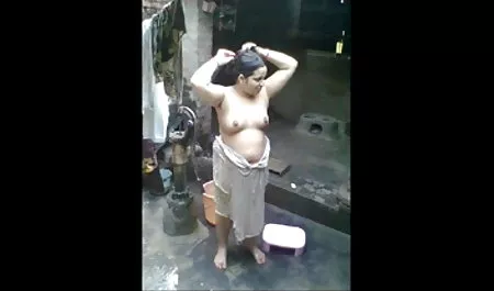 विभिन्न पदों में इस आदमी को सोफे पर अपने युवा प्रेमिका इंग्लिश पिक्चर हिंदी में सेक्सी प्रसन्न