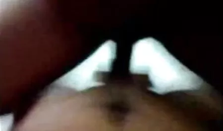 सुनहरे हिंदी में सेक्सी पिक्चर दिखाइए बालों वाली सौंदर्य के साथ pubi पूरी भावना के सोफे पर बैठता है