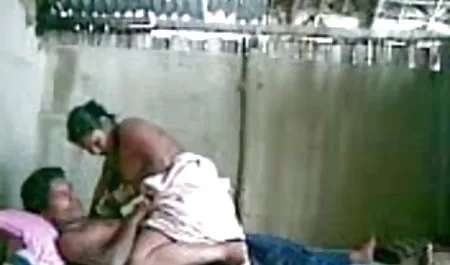 लड़की सड़क पर पेशाब करती है जबकि एक सेक्सी फिल्म वीडियो कोई नहीं देखता