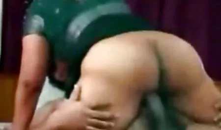 पूल के लॉकर रूम में लड़कियों की सेक्सी फिल्म वीडियो में हिंदी में नंगी चूत का ढेर