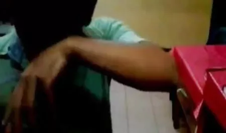 मिनक्स निर्देशक के लिए कार्यालय में सेक्सी फिल्म भेजो वीडियो में डिक निगलता है
