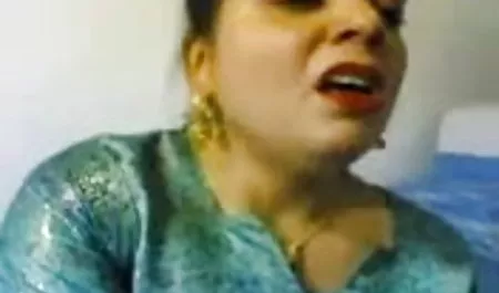 ड्यूड आईपैड खेलता है, जबकि हिंदी सेक्सी फिल्म हिंदी सेक्सी उसकी लड़की बेकार है और घुड़सवारी करता है
