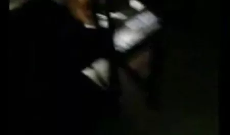 एक वीडियो फिल्म सेक्स वाली सफेद शर्ट पहने