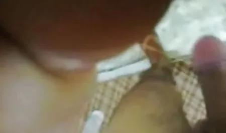 इस सौंदर्य ने फिल्म सेक्सी सेक्सी नए साल के लिए एक नग्न उपहार का फोटो खींचा