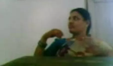 जलते हुए और अपने पति को हॉलीवुड सेक्सी पिक्चर हिंदी में देखकर उसके सींग डाल दिए