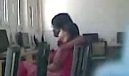 वह हिंदी भोजपुरी फिल्म सेक्सी अपनी सौतेली माँ के पास अपनी जागीर में चढ़ गया