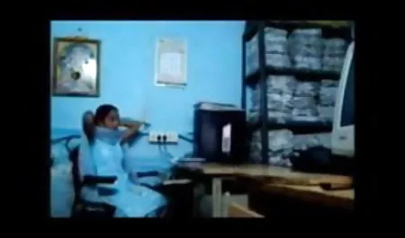 सहपाठी सेक्सी फिल्म दिखाइए एक सहपाठी के छात्र के हाथ को खड़ा करते हुए उसे चोदता है