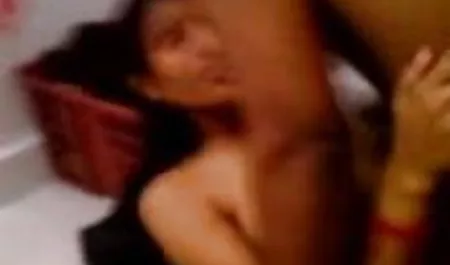 पत्नी मेज के हिंदी में सेक्सी फिल्म भेजिए कोने को चोदने के लिए पागल है